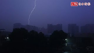 雷電交加  台南黑夜如白晝