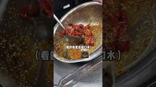 大叔家的猪肉串～价格实惠一元一串 烤的滋滋油让人看着都流口水 香辣龙虾～各种调料放在一起拌 简直好吃到吮指 #街边小吃 #街头美食 #chinastreetfood #streetfood