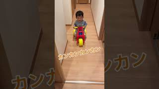 愛車のバイクを上機嫌で乗りこなす1歳6ヶ月 #shorts #赤ちゃん