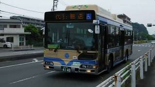 代行輸送の横浜市営バス4‐3409のバスが、金沢八景駅側へと走行中！八景島入口のバス停に停車！