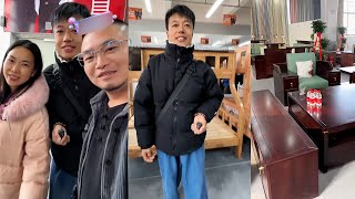 小东北小玲参加邝总家具城，开业庆典，现场体验高端家具。