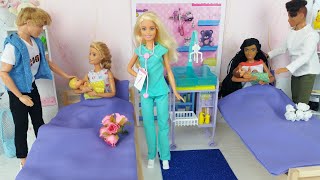 Dos muñecas Barbie Dos Ken Mañana Dormitorio Rutina con dos pequeños bebés lindos. Barbie y Amigos