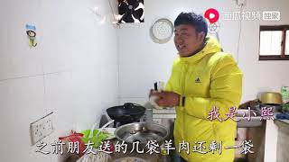 我是小熙：下雪天雪地撒个欢，回家做一盆羊肉火锅，小熙吃美了