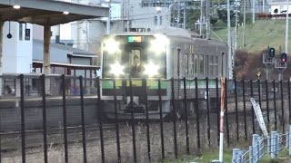 洞爺駅北側から見えた到着してくる新型車両の室蘭本線下りH100形「DECMO」