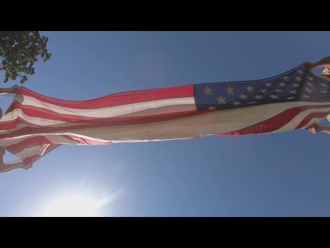 What color should never be seen when the US flag is properly folded?