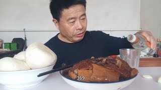 午饭一盘子炖猪肉，三个馒头，三两白酒。