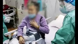 Touching Moment | Hospital staff in Wuhan use sign language to care for COVID-19 patient