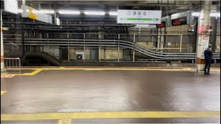 【グリーン車が静かすぎる…！】E235系1000番台のグリーン車２階部分から見る津田沼駅停車時の車窓！（2023.1.8.17:07）