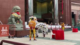 腾阳龙狮体育会Teng Yang Dragon \u0026 Lion Dance Association praying before competition on the 7/9/22