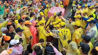 20190416 跟著白沙屯媽祖去旅行 苑裡街頭 媽祖婆再次展現大愛 加持小女孩