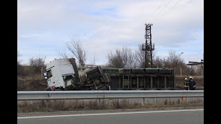 Катастрофа с камион затруднява движението по \