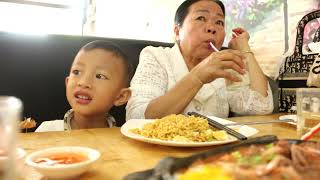 Send family to eat/ជូនគ្រួសារទៅហូបអាហារ