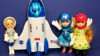 Space explorers ! Elsa & Anna toddlers & Chelsea fly to the moon - Barbie - spaceship