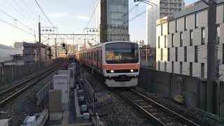 地下トンネルから出てくる線路振動音が聞こえて潮見駅に到着してくる武蔵野線直通の京葉線下り209系500番台