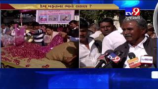 Jamnagar : Farmers and congress workers distribute garlic and onion for free