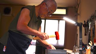 The process of making accessories with 0.09mm gold thread.