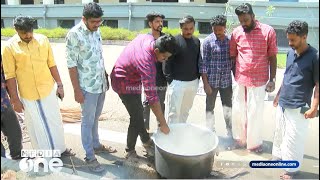 'വി.സിയുടെ രാജി തന്നെയാണ് ആവശ്യം...' കേരള സർവകലാശാലയിൽ കഞ്ഞി വെച്ച് പ്രതിഷേധിച്ച് SFI