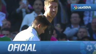 Ramos dando su camiseta a una aficionada del Córdoba CF