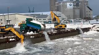 小樽港中央ふ頭の雪捨て場の様子（2024年）〜今年もショベルカーが海に投げられた雪を豪快に攪拌中