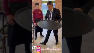 Sininin daşınma qaydası. International service etiquette. How to carry the tray.