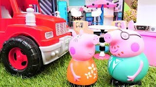 Oyuncak videoları. Peppa Pig ailesi. Anne ve Baba Domuz daha büyük bir ev arıyorlar