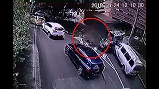 Video muestra el terrible accidente de El Poblado del que una motociclista se salvó de milagro
