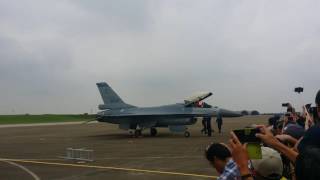 20161126 台中清泉崗基地 航空嘉年華 F-16教官下機