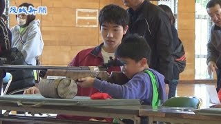 小中学生がビームライフル射撃を体験