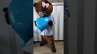 クマの着ぐるみが青いハートのバルーンを持ち出す #Shorts #bear #costume #cosplay #着ぐるみ #クマ #熊 #コスプレ #baloon #バルーン