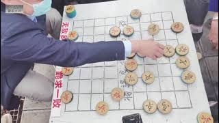 大爺打傘也要下棋，國家大師孫浩宇無地自容：職業棋手應感到慚愧