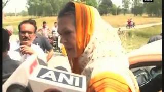 Sonia Gandhi meets farmers affected by rains in Rae Bareli