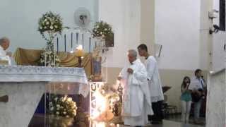 Padre Pedro incensando o altar, na Matriz Nossa Senhora das Dores em Nova Odessa