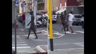 Un uomo nudo semina il panico in strada a Firenze: calci, pugni e bottigliate contro i passanti