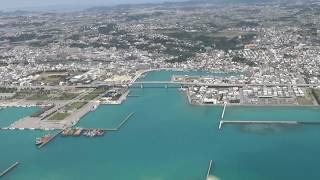 那覇空港に着陸　(沖縄2018.4.26飛行機右窓）