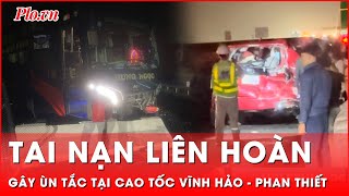 Cao tốc Vĩnh Hảo-Phan Thiết ùn tắc sau vụ xe khách chuyển làn gây tai nạn liên hoàn | Tin nhanh