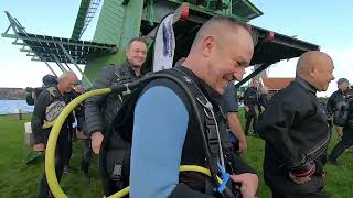 Wonderlijke gebeurtenis van Duikers op de Zaanse Schans.