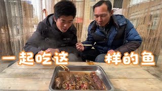 农村兄弟这样吃鲫鱼，柴火地锅焖4个小时，骨酥肉烂，入口即化！