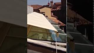 Posa di tenda su vetrata in centro storico a Bologna