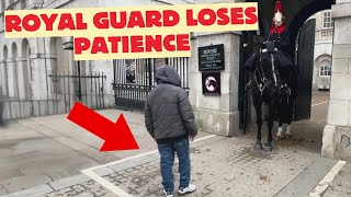 HORSE GUARD LOSES PATIENCE! Shouts at Tourist Standing in Horse’s Box