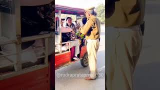 मदद के लिए भाषा नहीं भाव चाहिए।।#trafficawarenes #helping #police #canada #mahakumbh2025 #shorts