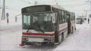 「スリップした」乗用車が路線バスと衝突…乗客9人含め13人搬送 10代女性重傷か (21/02/09 19:05)