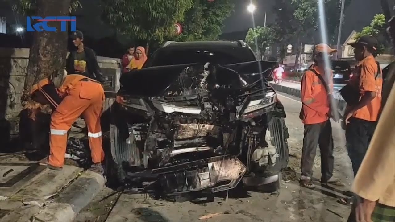 Diduga Hilang Kendali, Sebuah Mobil Terpental Usai Tabrak Pembatas ...