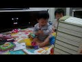 寶寶 1y2m 爬箱子，重心不穩跌倒 funny baby was falling down