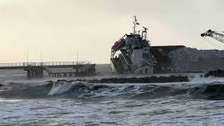 Nave si schianta contro il pontile a Marina di Massa