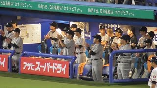 敬意を表して全員起立！青木選手の打席中は巨人選手全員総立ちで最後は拍手！巨人vsヤクルト 7回裏