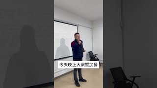 尴尬的不仅是老板，还有群众演员。