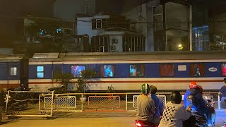 D12E-657 kéo tàu SP3 kép D19E-902 qua chắn Lê Duẩn (21:36-2/10/2024)