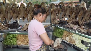 Xuất hiện chị gái bán cháo gỏi vịt chất lượng có sao ở vỉa hè Sài Gòn, khách rất đông
