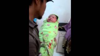 Bayi terharu saat di adzan