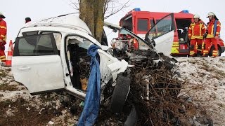 Schwierige Rettung: Baum spaltet Geländewagen nach schwerem Crash - Zwei Personen massiv eingeklemmt